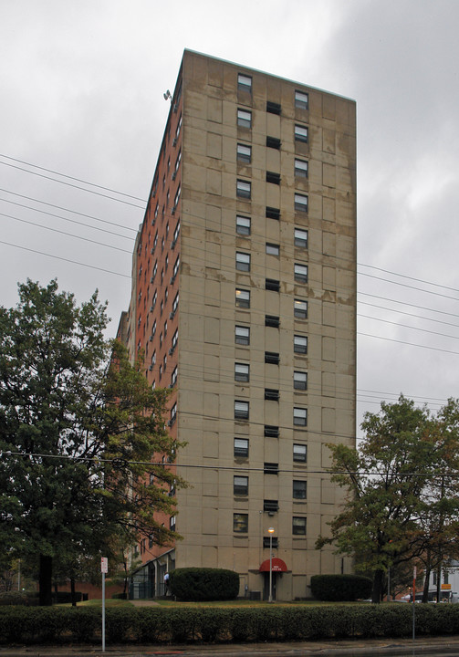 Stanley Rowe Towers in Cincinnati, OH - Building Photo