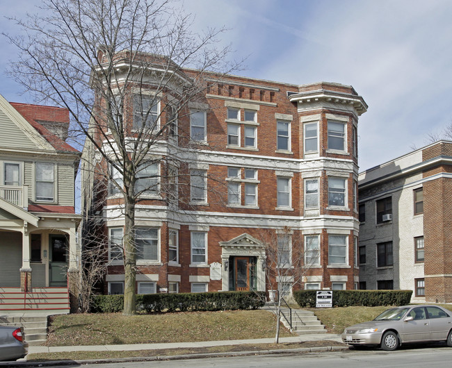 Webster Apartments in Milwaukee, WI - Foto de edificio - Building Photo