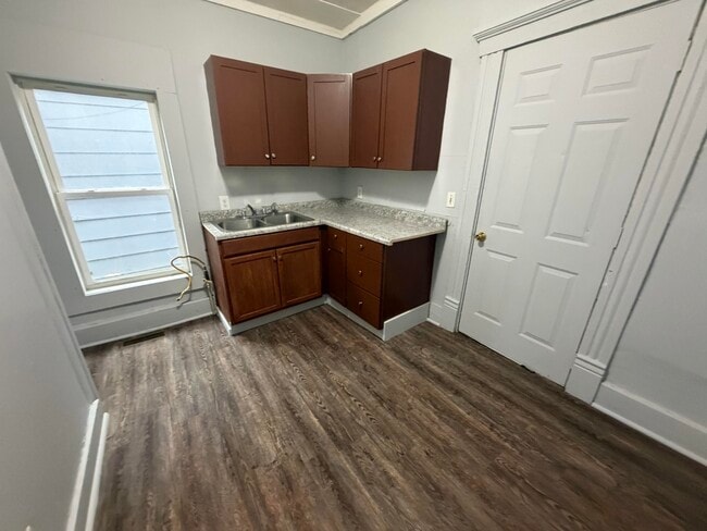 1129 N Jackson St in Danville, IL - Building Photo - Building Photo