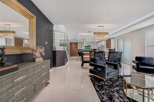 10629 NW 54th St in Doral, FL - Building Photo