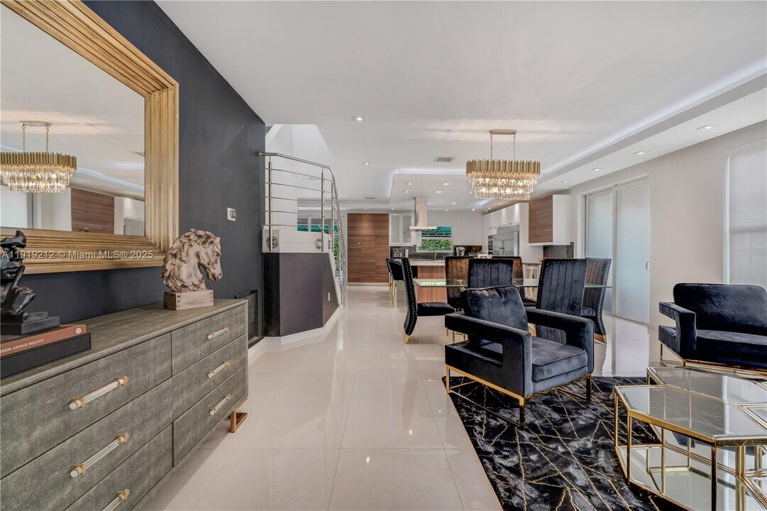 10629 NW 54th St in Doral, FL - Building Photo