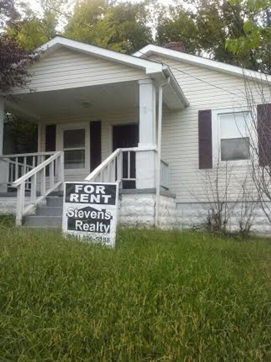 2453 Cecil Ave in Knoxville, TN - Foto de edificio