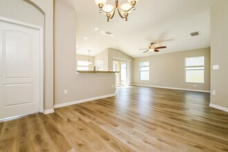 1717 Palm Warbler Ln in Ruskin, FL - Building Photo - Building Photo