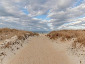 923 E Ocean View Ave in Norfolk, VA - Building Photo - Building Photo