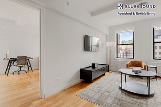 210 W 70th St in New York, NY - Foto de edificio - Building Photo
