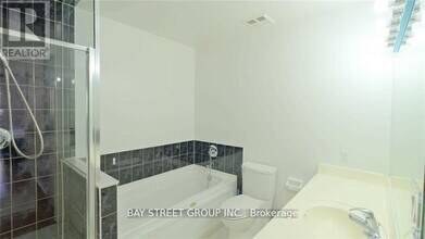 28 Sommerset Way in Toronto, ON - Building Photo - Building Photo