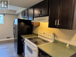 4851 Matchett Rd in Windsor, ON - Building Photo - Building Photo