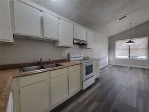 10315 Limestone Dr in Dallas, TX - Foto de edificio - Building Photo