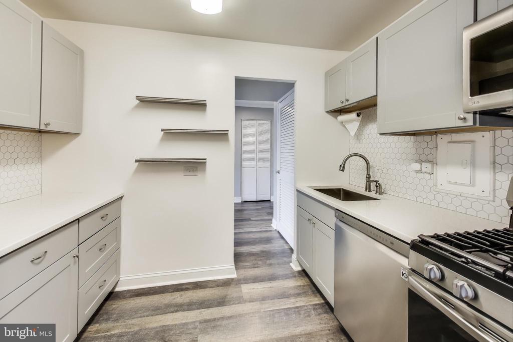 5340 Holmes Run Pkwy in Alexandria, VA - Building Photo