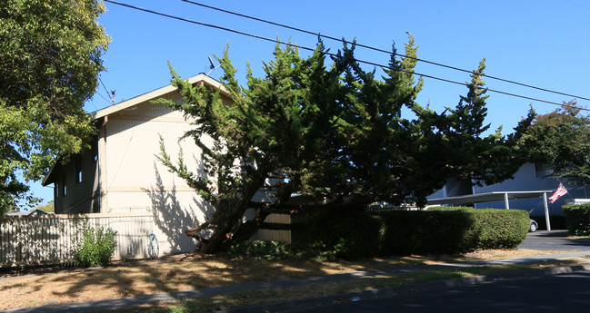 7560 Bridgit Dr in Rohnert Park, CA - Foto de edificio - Building Photo