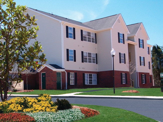 Carlyle Place Apartments in Winston-Salem, NC - Foto de edificio - Building Photo