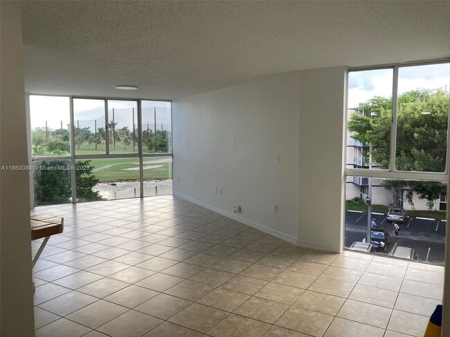 6995 NW 186th St in Hialeah, FL - Building Photo - Building Photo