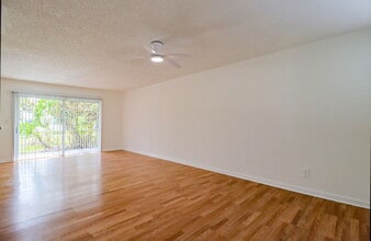 3453 NW 44th St in Lauderdale Lakes, FL - Building Photo - Building Photo