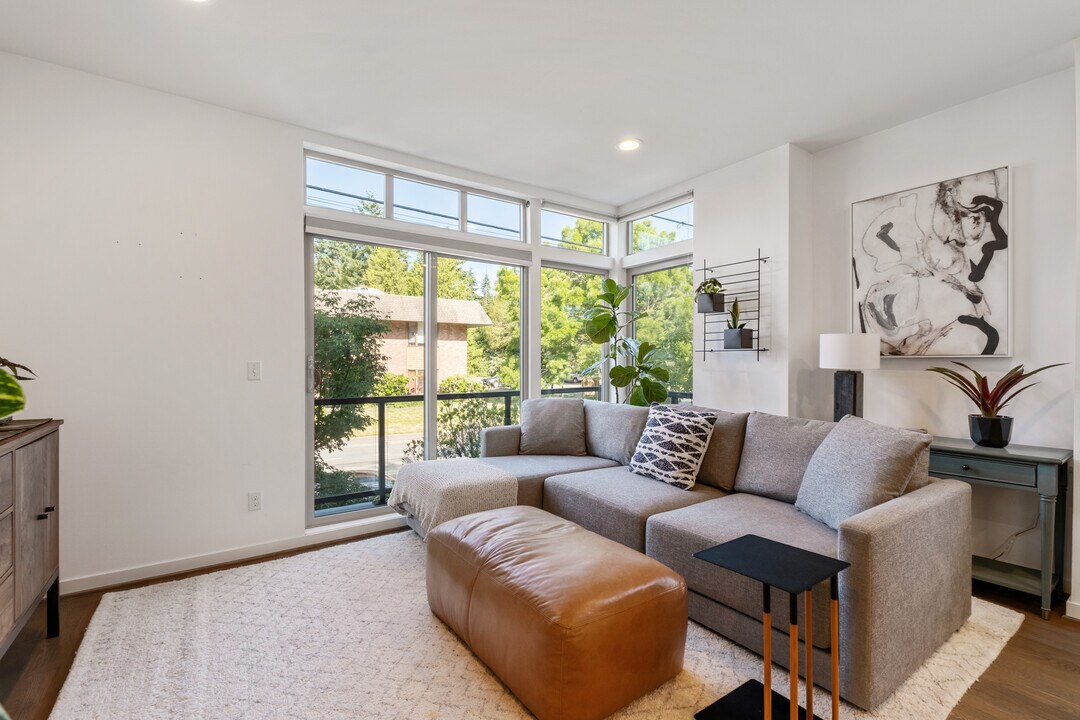 9528B 8th Ave NW in Seattle, WA - Building Photo