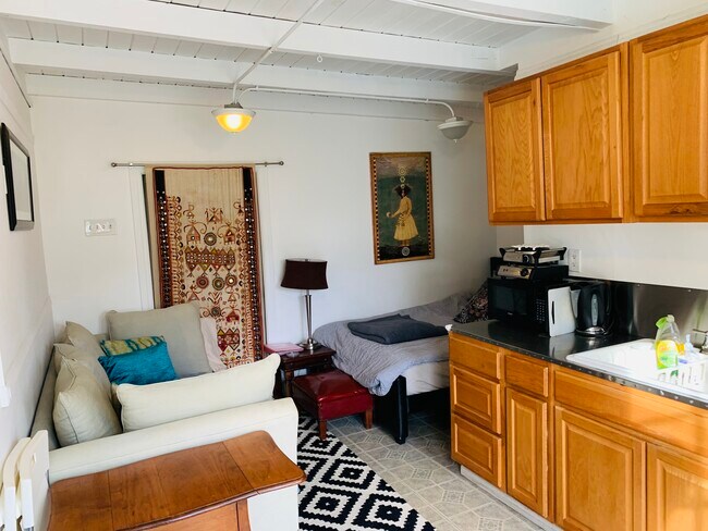 1925 Rochester Cir, Unit pool room in Los Angeles, CA - Foto de edificio - Building Photo
