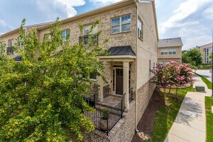 745 Fountainhead Ln NE in Atlanta, GA - Building Photo