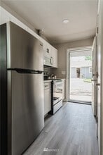 210 SW 104th St, Unit ADU in Seattle, WA - Foto de edificio - Building Photo