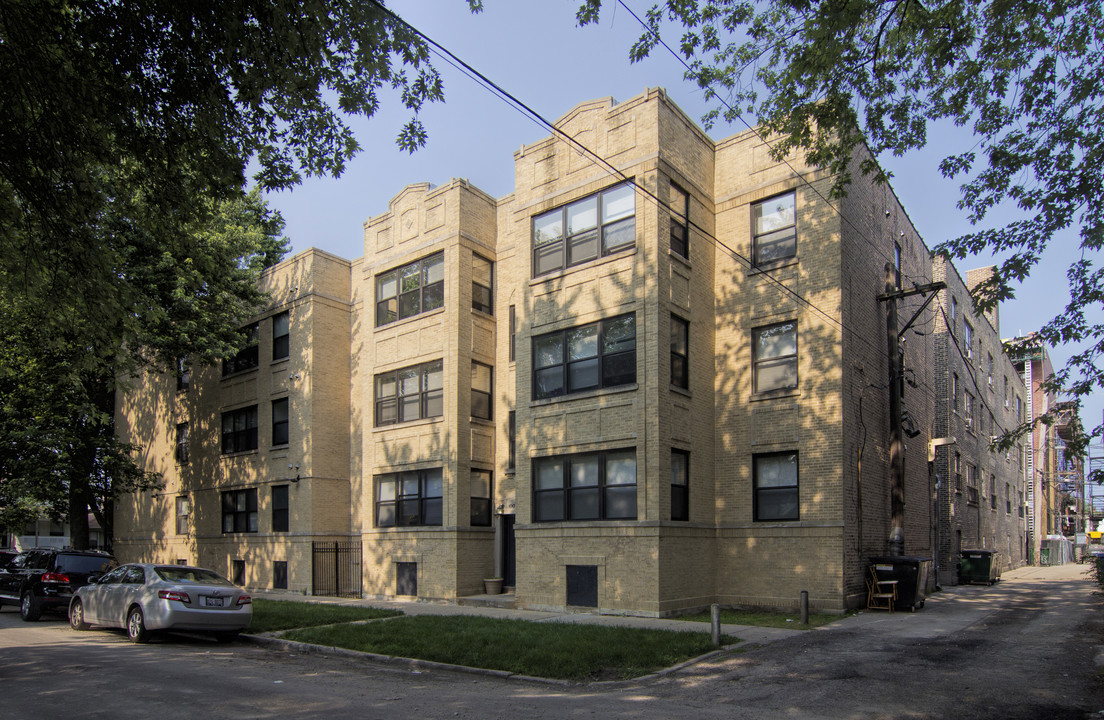 3223 W Belle Plaine Ave in Chicago, IL - Foto de edificio