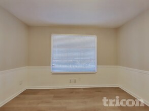 324 Pioneer Cir in Woodstock, GA - Foto de edificio - Building Photo