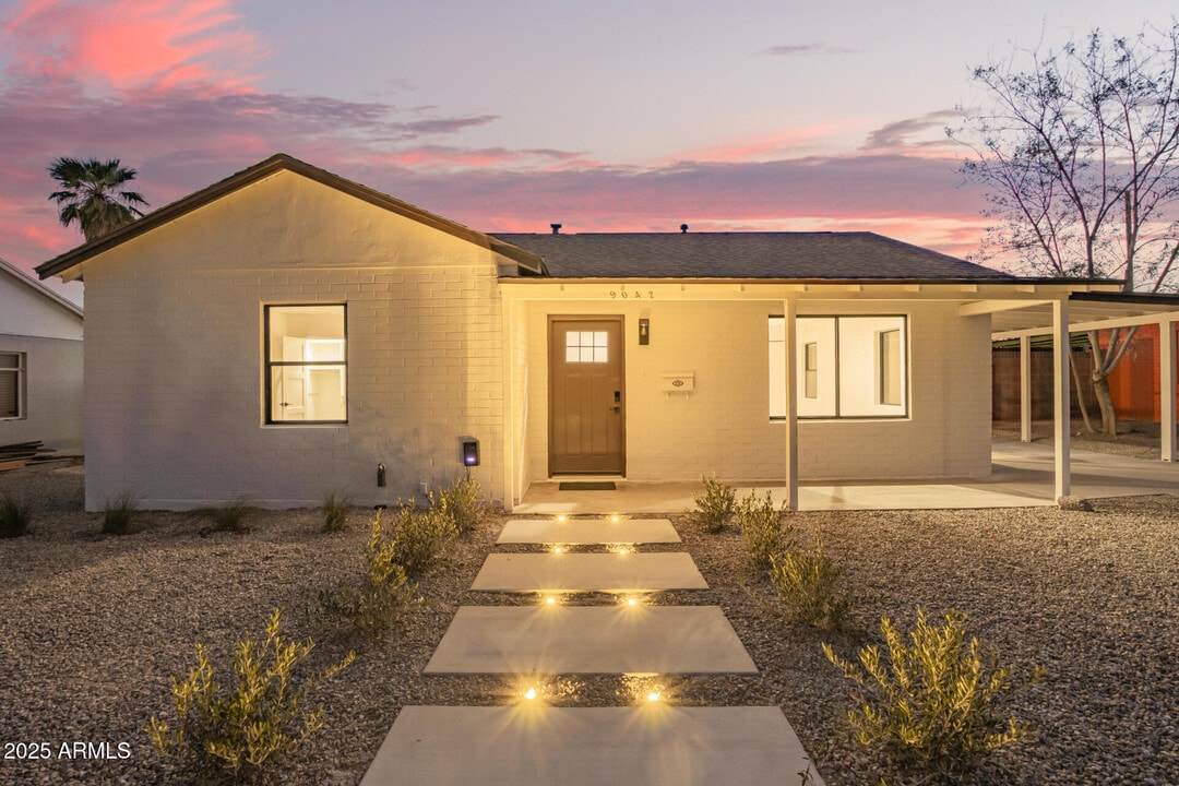 9042 N 3rd Ave in Phoenix, AZ - Building Photo