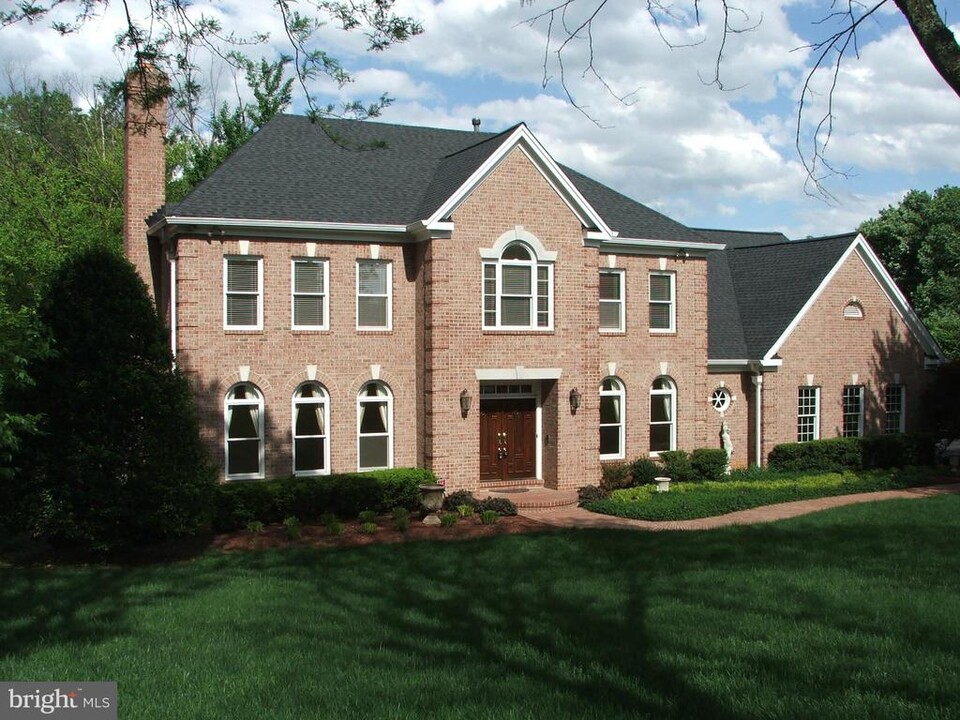 10986 Woodland Falls Dr in Great Falls, VA - Building Photo