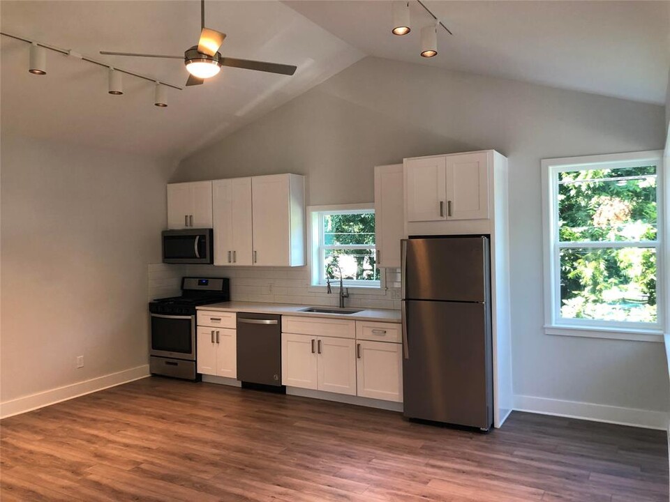 1303 E Cesar Chavez St in Austin, TX - Building Photo