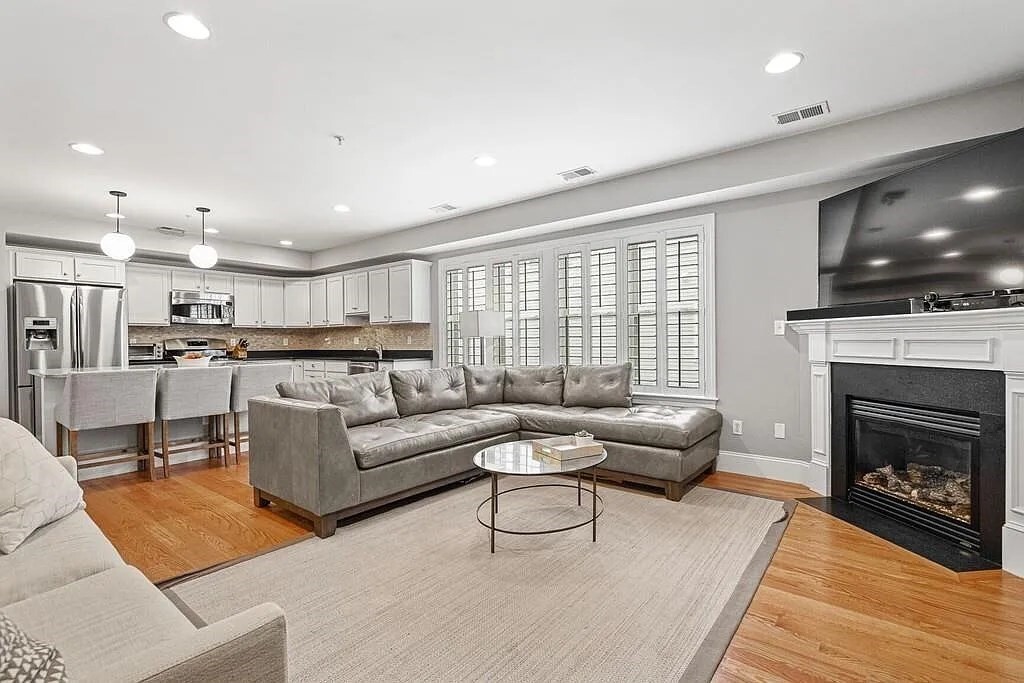 855 Lagrange St in Boston, MA - Building Photo