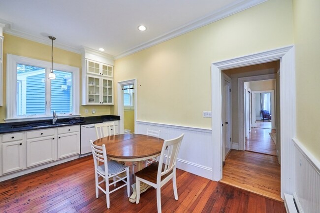 18 Holbrook St, Unit 1 in Boston, MA - Foto de edificio - Building Photo