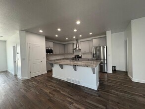 6354 Upland View Dr in South Jordan, UT - Building Photo - Building Photo