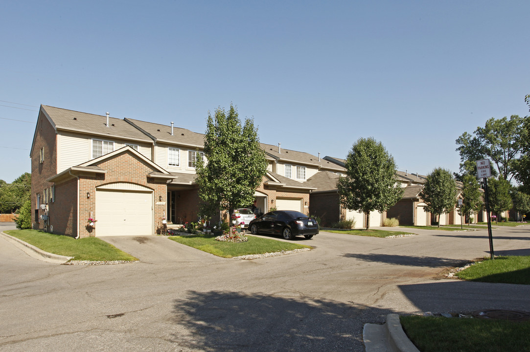 Newport Park Condos in Livonia, MI - Building Photo