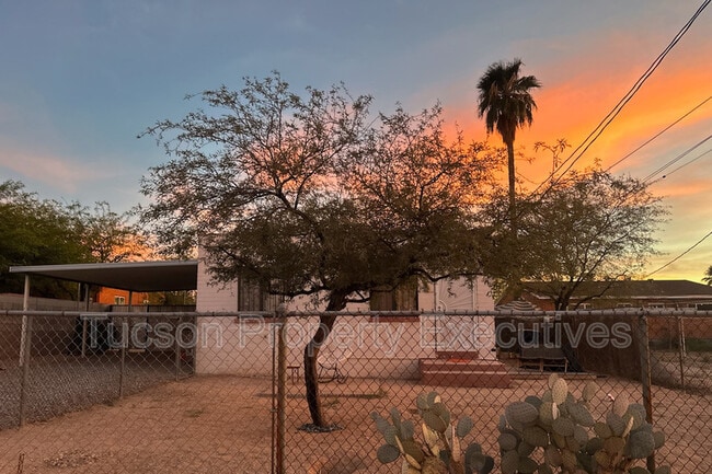 property at 419 E Lester St