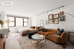 7 E 14th St in New York, NY - Building Photo