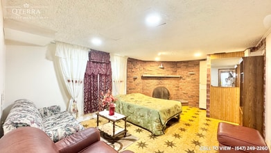 17 Hoover Cres in Toronto, ON - Building Photo - Building Photo