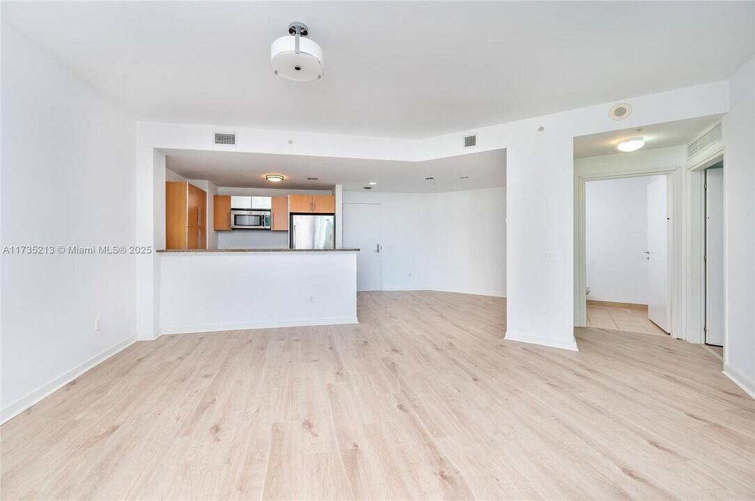 300 S Biscayne Blvd, Unit Met 1 Condo in Miami, FL - Building Photo