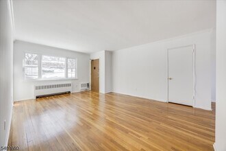 14 Wedgewood Dr in Verona, NJ - Building Photo - Building Photo