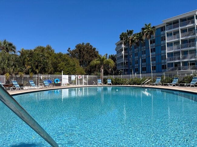 3315 58th Ave S, Unit 409 in St. Petersburg, FL - Building Photo - Building Photo