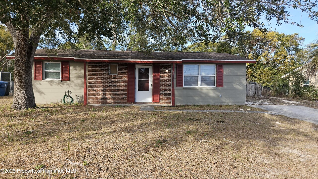 9495 Purdy St in Spring Hill, FL - Building Photo