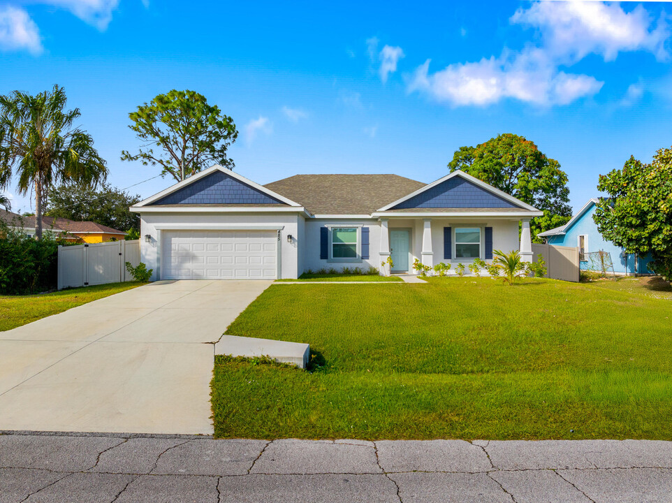 485 SW Molloy St in Port St. Lucie, FL - Building Photo