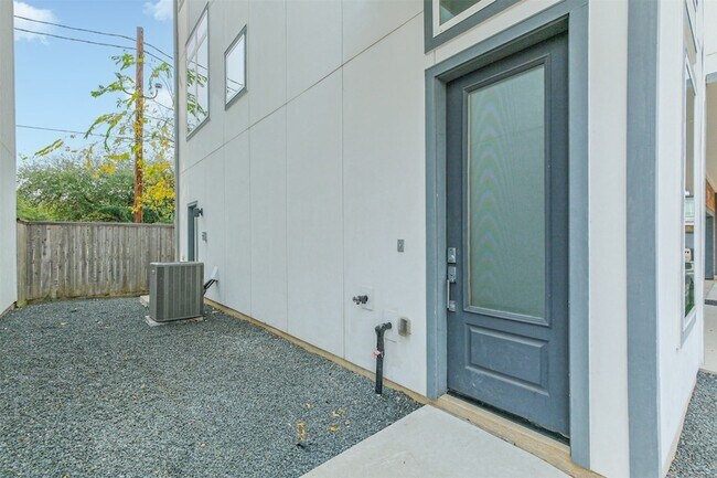 1305 Mayfair Clarkson Ln, Unit 7-U307 in Houston, TX - Building Photo - Building Photo