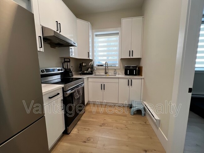 830 Westview Way in West Kelowna, BC - Building Photo - Building Photo