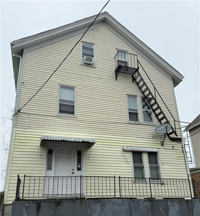 7 Barnes St in Pawtucket, RI - Building Photo