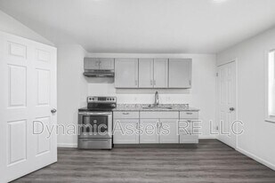 208 E Park St in Pittsburg, KS - Building Photo