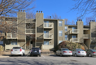 The Retreat at Woodridge Apartments in Lenexa, KS - Building Photo - Building Photo