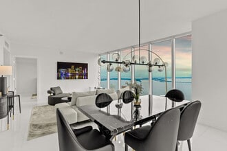 631 Brickell Ave in Miami, FL - Foto de edificio - Building Photo