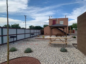 Adobe Manor Apartments in Albuquerque, NM - Foto de edificio - Building Photo