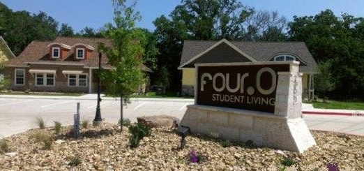 Four.0 Luxury Living in Bryan, TX - Foto de edificio
