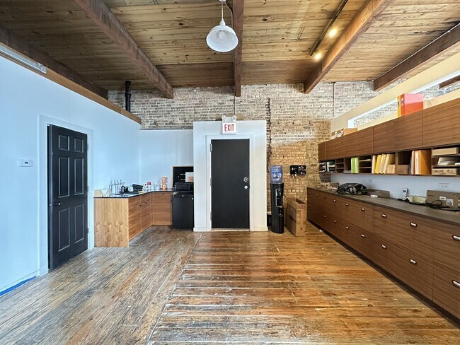 3124 W Carroll Ave, Unit J07P in Chicago, IL - Building Photo - Building Photo