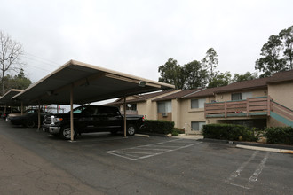 Lincoln Heights in Escondido, CA - Foto de edificio - Building Photo