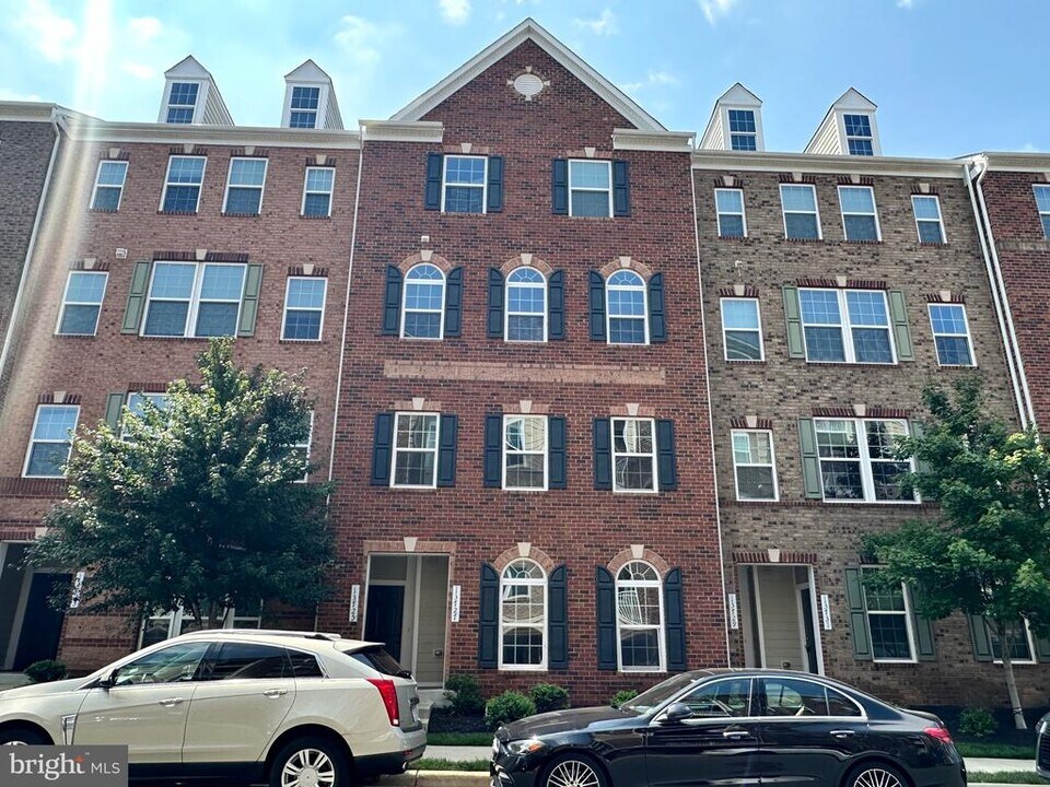 13727 Endeavour Dr in Herndon, VA - Foto de edificio