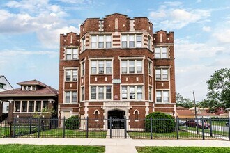 9000 S Bishop St Chicago, IL 60620 in Chicago, IL - Foto de edificio - Building Photo